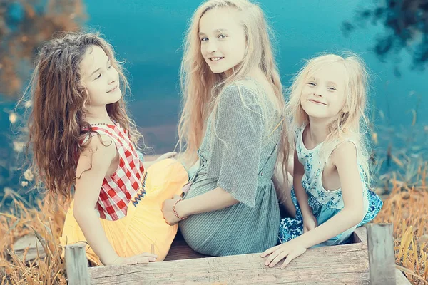 Três Meninas Giras Margem Rio Férias Feliz Namoradas Férias Irmãs — Fotografia de Stock