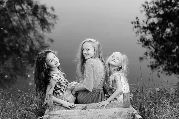 Three Cute Little Girls Riverbank Summer Vacation Happy Girlfriends Vacation — Stock Photo, Image