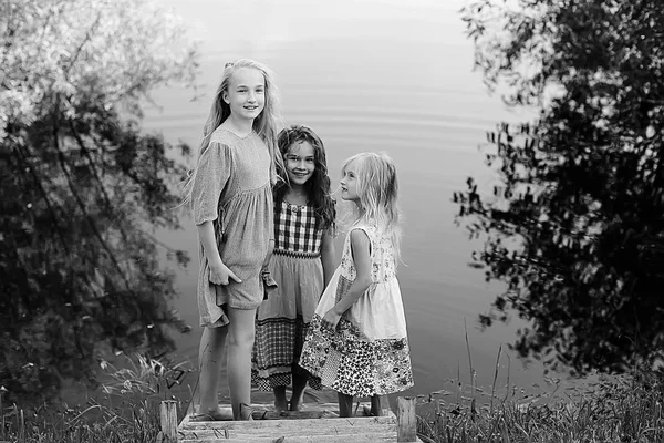 Tři Roztomilé Holčičky Břehu Řeky Letní Dovolená Happy Přítelkyně Dovolené — Stock fotografie