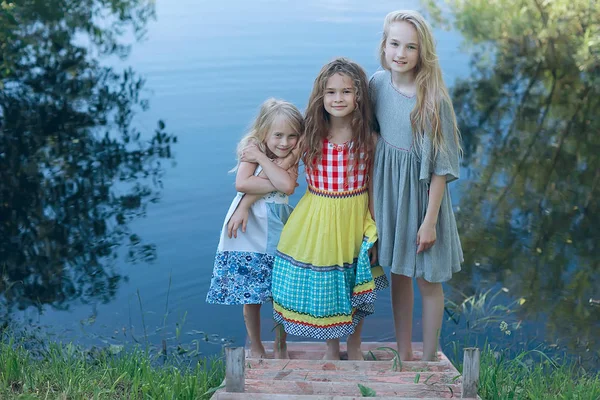 Három Aranyos Kis Lány Folyóparton Nyári Vakáció Boldog Barátnők Nyaralni — Stock Fotó