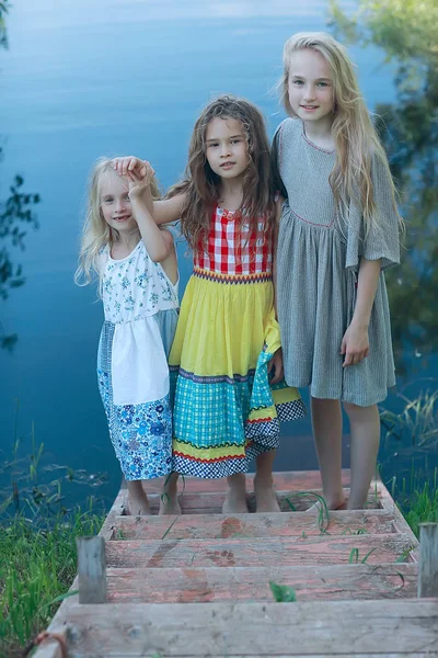 Três Meninas Giras Margem Rio Férias Feliz Namoradas Férias Irmãs — Fotografia de Stock