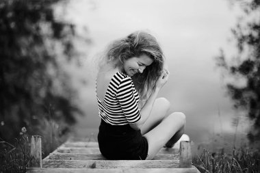 kıvırcık saçlı Genç güzel kadın romantik portresi