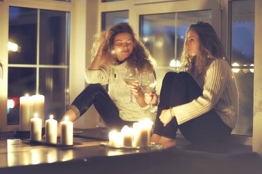 Bekarlığa veda partisi, şarap içme ve evde rahatlatıcı iki kız arkadaşım 