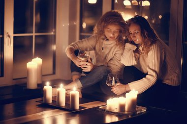 Bekarlığa veda partisi, şarap içme ve evde rahatlatıcı iki kız kız 