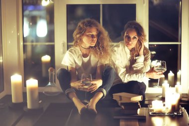 Bekarlığa veda partisi, şarap içme ve evde rahatlatıcı iki kız kız 