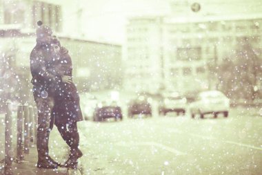 Genç erkek ve kadın kış city, romantik mutlu çifte sarılma 