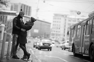 Genç adam ve sonbahar şehir, romantik mutlu çift yürüyen kadın 