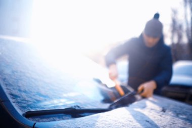 Genç adam arabadan kar temizleme