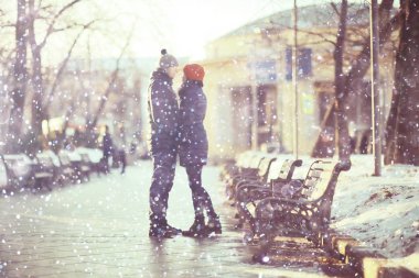 Genç adam ve sonbahar şehir, romantik mutlu çift yürüyen kadın 