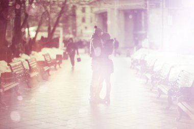 Genç erkek ve kadın kış city, romantik mutlu çift yürüyüş 