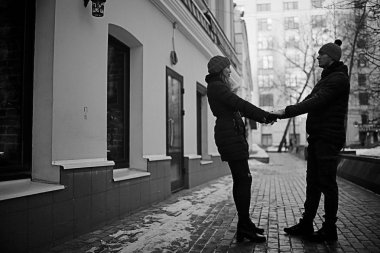 Genç erkek ve kadın kış city, romantik mutlu çift yürüyüş 