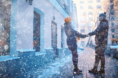 Genç erkek ve kadın kış city, romantik mutlu çift yürüyüş 