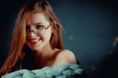 Kızıl saçlı Genç kadın gözlük, işkadını kavramı