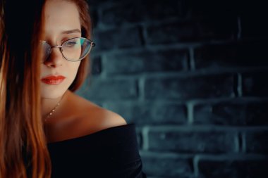 Kızıl saçlı Genç kadın gözlük, işkadını kavramı