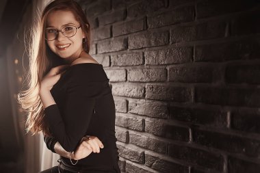 Kızıl saçlı Genç kadın gözlük, işkadını kavramı