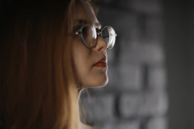 Kızıl saçlı Genç kadın gözlük, işkadını kavramı