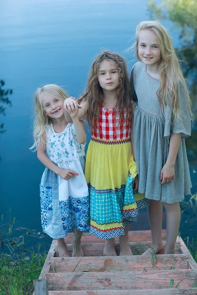 Három Aranyos Kis Lány Folyóparton Nyári Vakáció Boldog Barátnők Nyaralni — Stock Fotó
