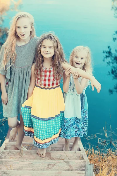 Tres Niñas Lindas Orilla Del Río Vacaciones Verano Felices Novias —  Fotos de Stock