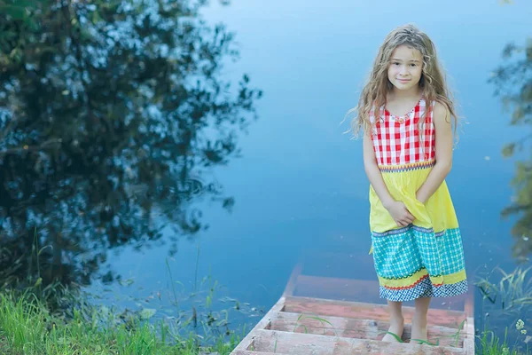 Carino Bambina Abito Luminoso Sulla Riva Del Fiume — Foto Stock