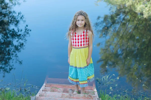 강둑에 드레스에 귀여운 — 스톡 사진