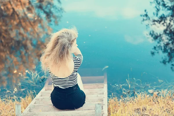 Portret Van Jonge Mooie Nadenkend Vrouw — Stockfoto