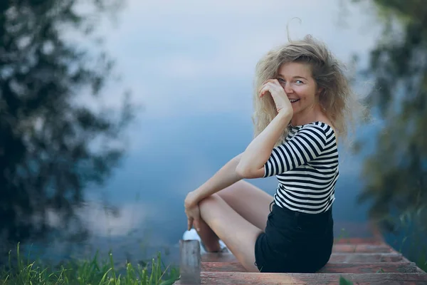 Žena Směje Vesele Emotivní Fotografie Dospělé Šťastné Ženy — Stock fotografie