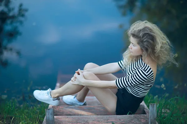 Portret Van Jonge Mooie Nadenkend Vrouw — Stockfoto