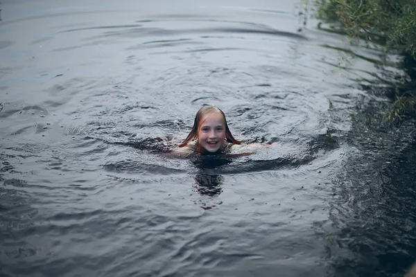 可爱的小女孩游泳池塘 — 图库照片