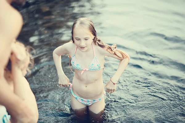 Τρία Χαριτωμένα Κοριτσάκια Στη Λίμνη — Φωτογραφία Αρχείου