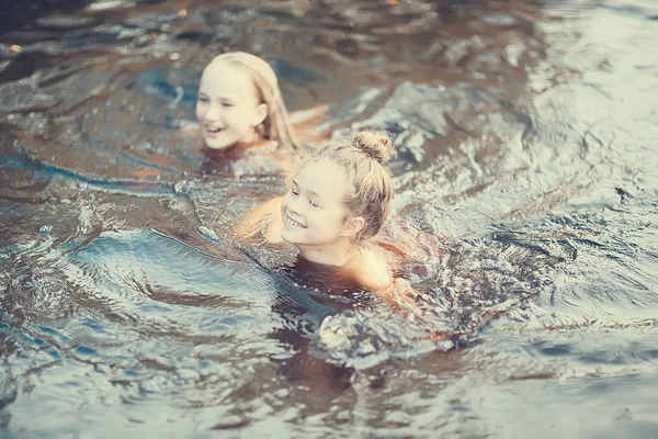 Meninas Bonitos Nadando Lagoa — Fotografia de Stock