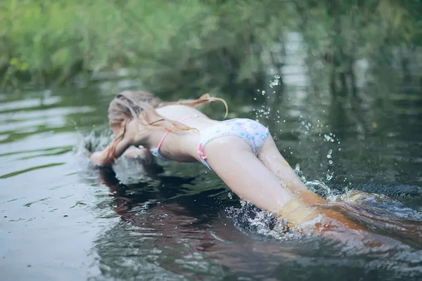 Mignonne Petite Fille Nager Dans Étang — Photo