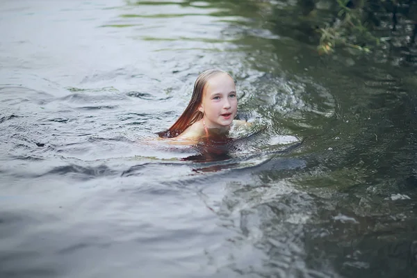 Мила Маленька Дівчинка Плаває Ставку — стокове фото