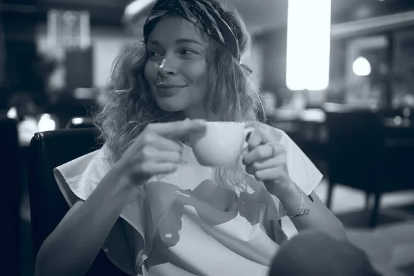 Beautiful Happy Woman Drinking Coffee — Stock Photo, Image