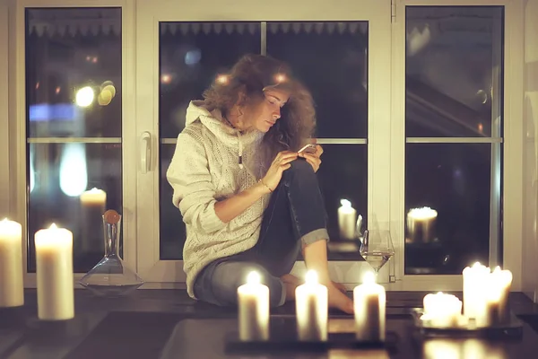 Mujer Romántica Con Velas Casa Acogedora —  Fotos de Stock