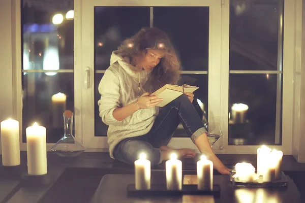 Mujer Romántica Con Velas Casa Acogedora —  Fotos de Stock