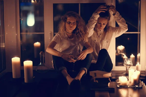 Despedida Solteira Duas Meninas Namoradas Bebendo Vinho Relaxando Casa — Fotografia de Stock