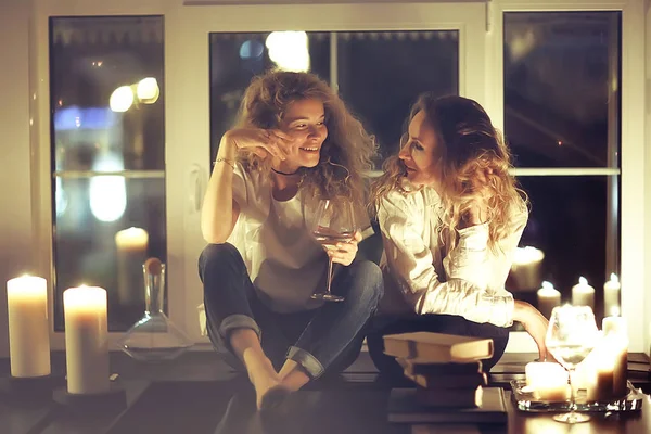 Bachelorette Petrecere Două Fete Prietenele Care Beau Vin Relaxează Acasă — Fotografie, imagine de stoc