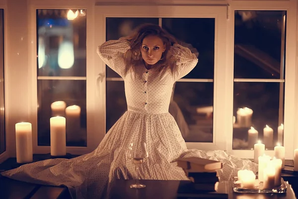 Kvinnan Hemmet Romantiska Kväll Med Ljus Vackra Vuxen Tjej Modell — Stockfoto
