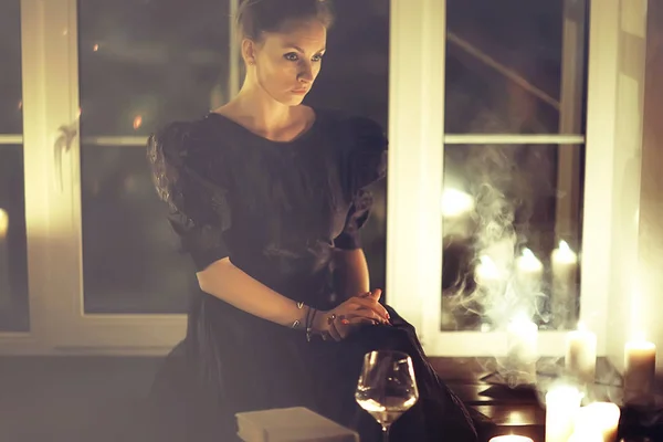 Frau Hause Romantischer Abend Mit Kerzen Schönes Erwachsenes Model Gemütlichen — Stockfoto