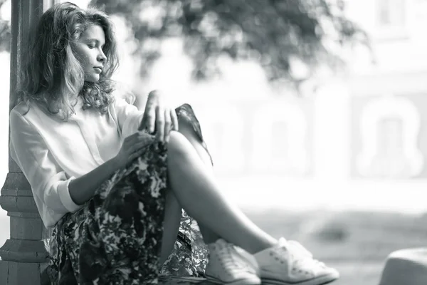 Retrato Joven Hermosa Mujer Pensativa —  Fotos de Stock