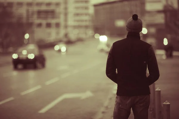 Молодой Человек Гуляющий Зимнему Городу — стоковое фото