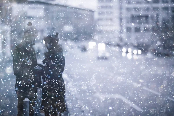 Młody Mężczyzna Kobieta Przytulanie Zimowe Miasto Romantyczny Szczęśliwy Para — Zdjęcie stockowe