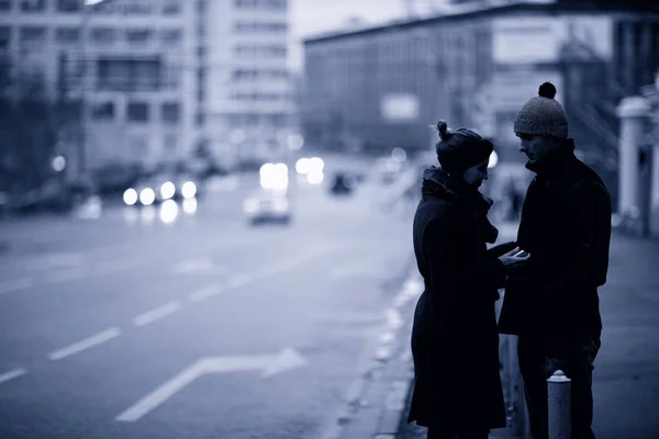 Молодые Мужчина Женщина Обнимаются Зимнем Городе Романтическая Счастливая Пара — стоковое фото