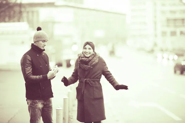 Młody Mężczyzna Kobieta Przytulanie Zimowe Miasto Romantyczny Szczęśliwy Para — Zdjęcie stockowe