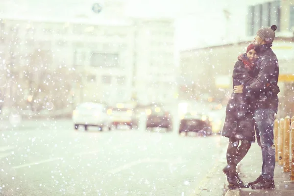 Mladý Muž Žena Objímala Zimě Města Romantické Šťastnému Páru — Stock fotografie