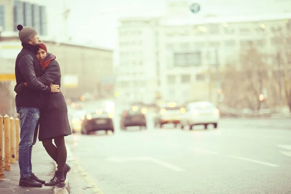 Jovem Homem Mulher Andando Cidade Inverno Casal Feliz Romântico — Fotografia de Stock