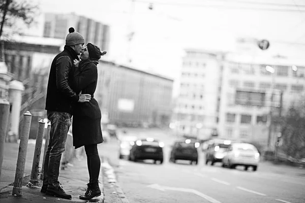 Joven Hombre Mujer Caminando Ciudad Invierno Pareja Feliz Romántico —  Fotos de Stock