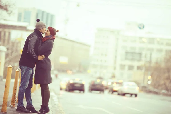 Junger Mann Und Frau Spazieren Der Herbststadt Romantisches Glückliches Paar — Stockfoto