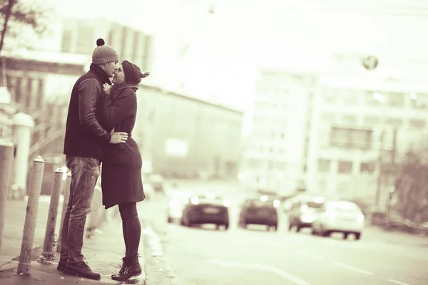 若い男と女の幸せなカップルのロマンチックな冬市ウォーキング — ストック写真