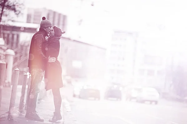Молодий Чоловік Жінка Йде Зимовому Місті Романтична Щаслива Пара — стокове фото